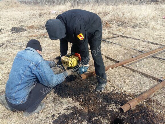 Делаем отверстия в земле для установки ворот